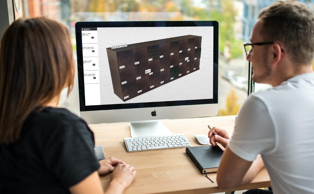 Un uomo e una donna concentrati sullo schermo di un computer.