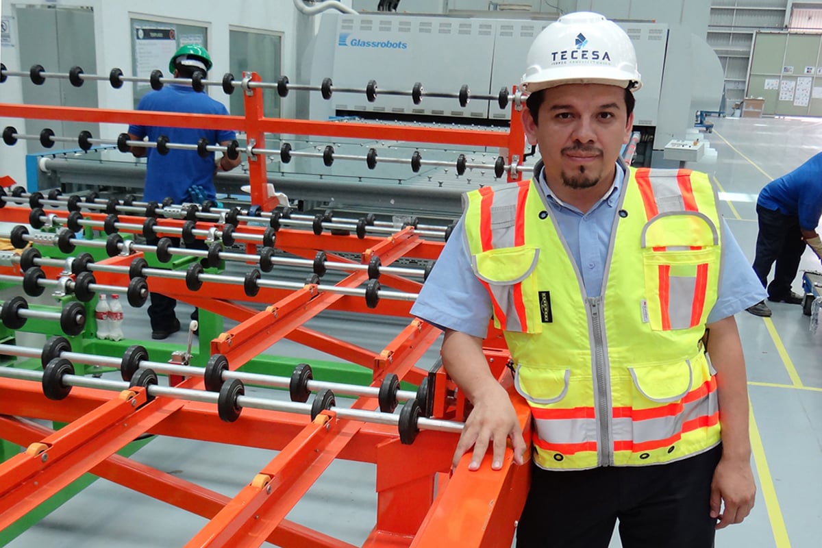 Tecesa employee in glass factory